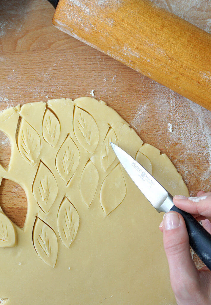Making Decorative Leaves out of Pastry 